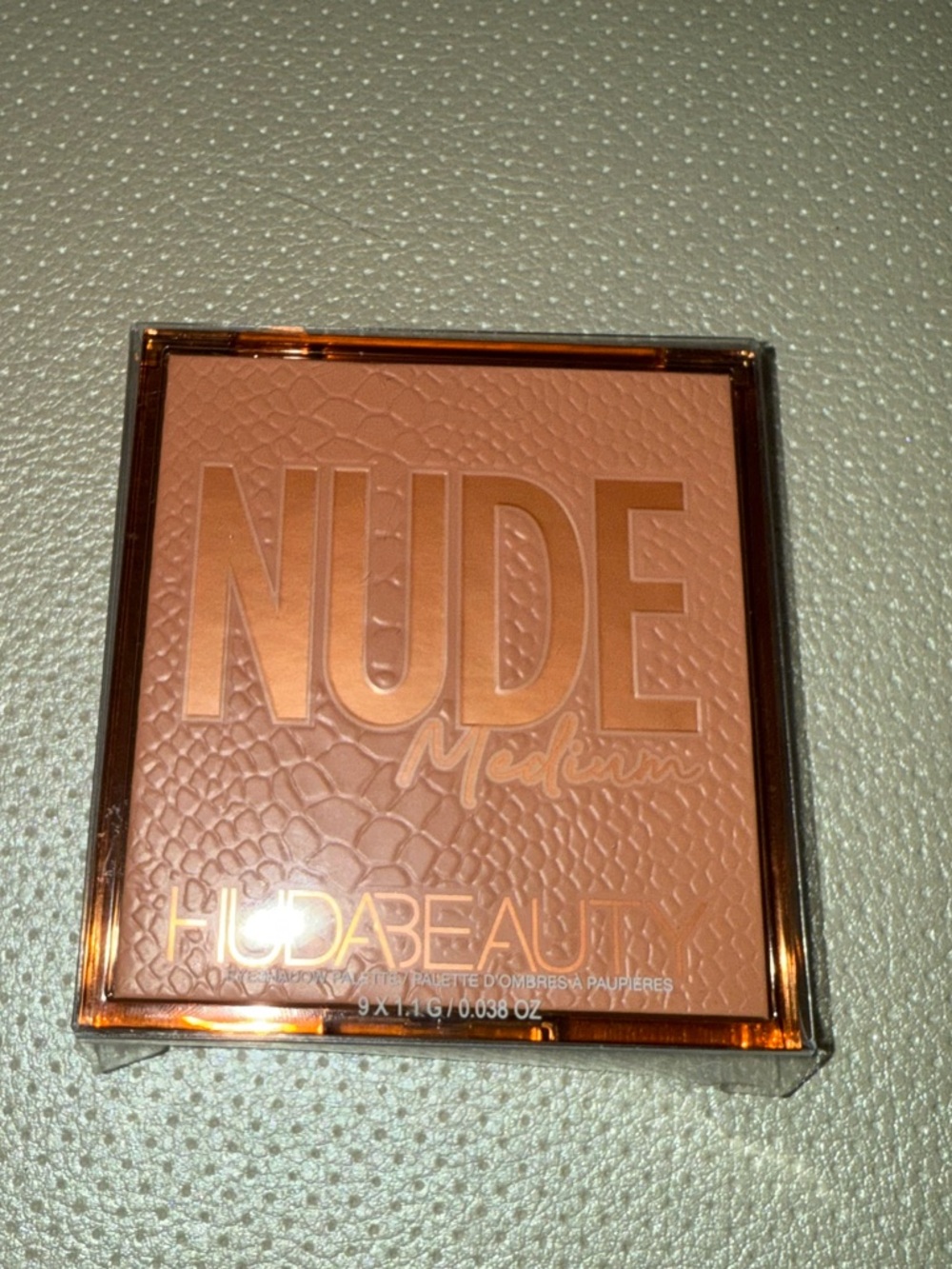 HUDA BEAUTY medium nude obsession eyeshadow palette